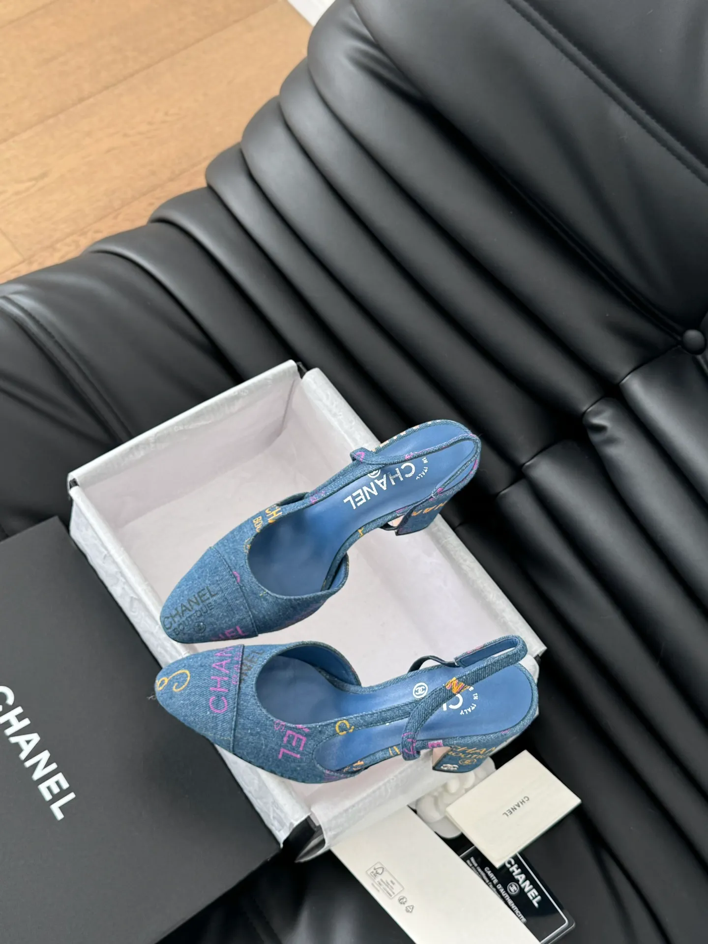 👟👟Ex-factory price 500👟👟 Purchasing-grade Chanel classic slingback sandals. We have been making this model for the past few years. This year we will re-purchase the version and make a detailed copy again. I found that the upper lines and body comfort of the new version have been slightly adjusted! The brand won't say anything because the overall appearance difference is not big and it doesn't affect wearing. All colors now produced are produced according to the latest styles! What you buy is the latest classic model from the counter, made of imported mixed sheepskin surface material, imported mixed sheepskin, and Italian imported cowhide leather soles! High heels 6.5cm Size:35-39 Other sizes can be customized